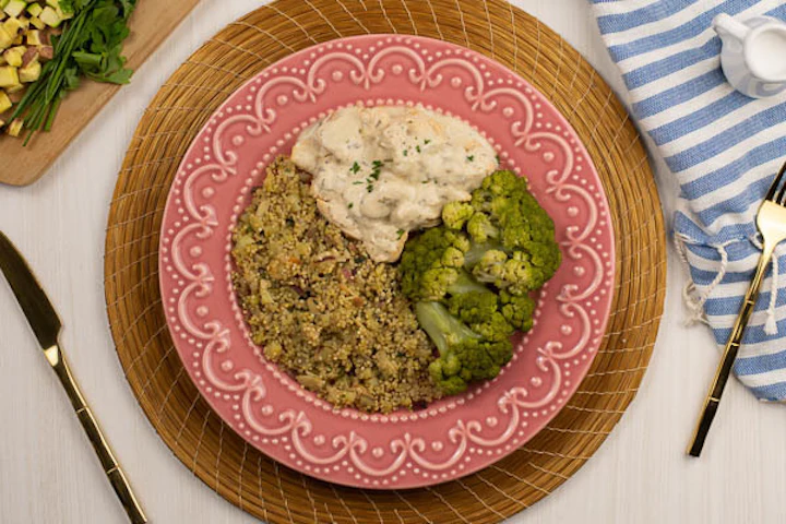 Frango ao molho de leite de coco + Quinoa branca com legumes e amêndoas + Brócolis no vapor