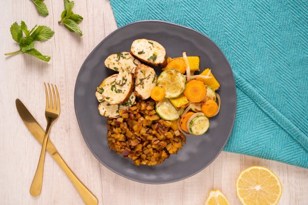 Frango com limão siciliano e hortelã + Batata doce com páprica + Mix de legumes assados