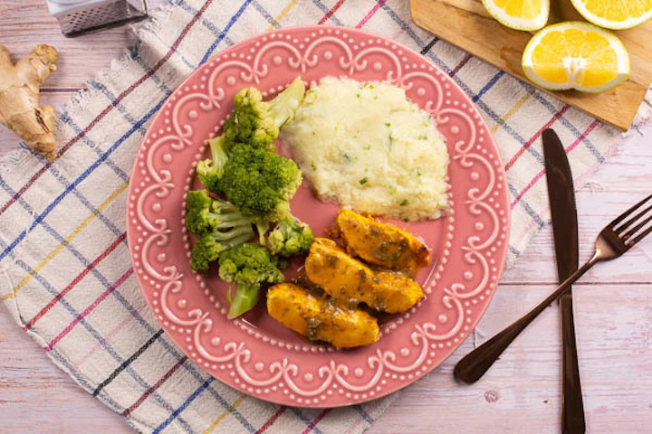 Frango com molho de laranja + Purê de batata + Brócolis no vapor
