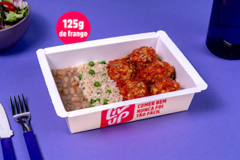 Almôndega de frango, arroz integral com ervilha, feijão e legumes