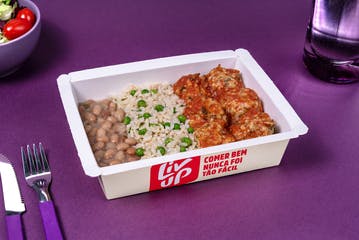 Almôndega de frango, feijão, arroz e legumes
