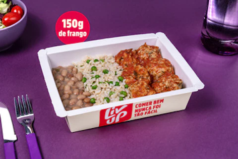 Almôndega de frango, feijão, arroz integral com ervilha e legumes