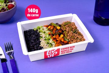 Carne moída, arroz, feijão preto e legumes