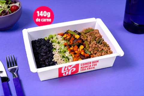 Carne moída, arroz, feijão preto e legumes