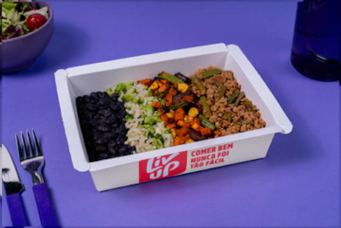 Carne moída, arroz, feijão preto e legumes