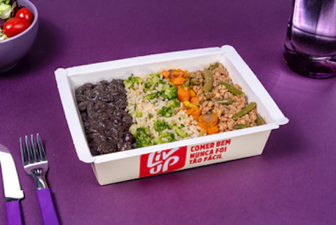 Carne moída com vagem, arroz com brócolis, feijão preto e legumes