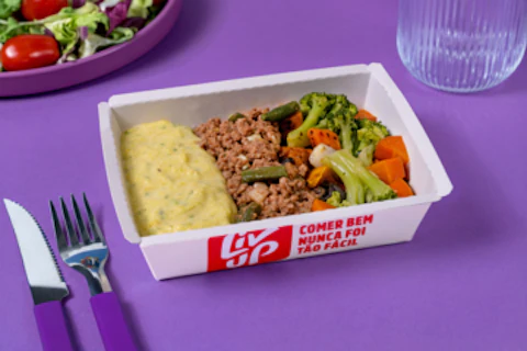 Carne moída, purê de mandioquinha e legumes assados