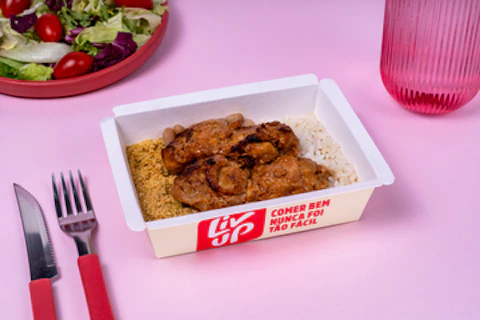 Coxa e sobrecoxa de frango, arroz, feijão e farofa