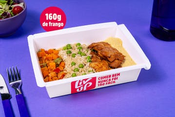 Coxa desossada com molho picante, homus, arroz com ervilha e legumes