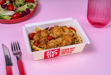 Coxa de frango desossada, fusilli ao molho pesto e tomate assado