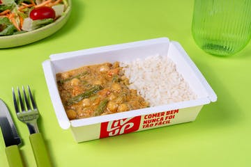 Curry de legumes com grão de bico e arroz branco