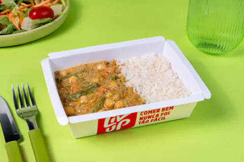 Curry de legumes com grão de bico e arroz 