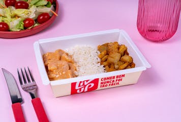 Estrogonofe de camarão, arroz e batata com páprica