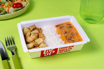 Estrogonofe de cogumelo, arroz e batata assada