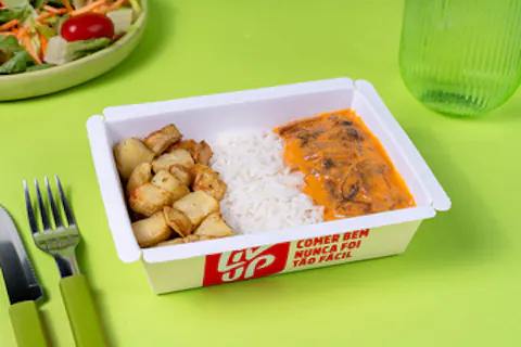 Estrogonofe de cogumelo, arroz e batata assada