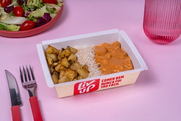 Estrogonofe de frango, arroz branco e batata assada