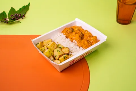 Estrogonofe de frango, arroz e batata assada