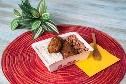 Falafel, arroz branco e feijão carioca