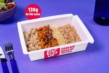 Filé Mignon suíno acebolado, arroz integral, feijão e legumes