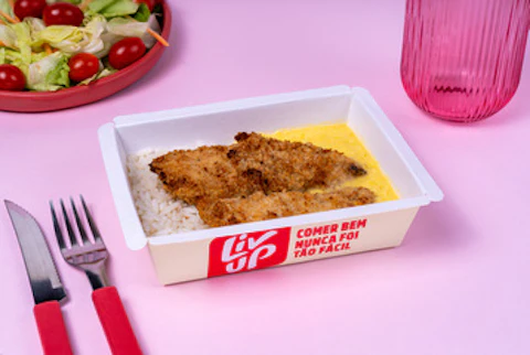 Frango à milanesa, arroz e creme de milho