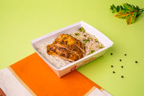 Frango assado, arroz com brócolis e purê de batata