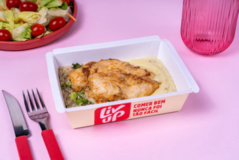 Frango assado, arroz integral com brócolis e purê de batata