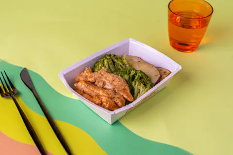Frango assado, batata doce e brócolis no vapor 