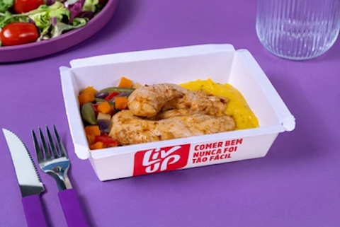 Frango assado, purê de mandioquinha e legumes
