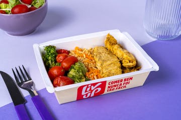 Frango com lemon pepper, arroz com cenoura e legumes