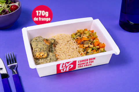 Frango com molho de espinafre, arroz, feijão fradinho com legumes