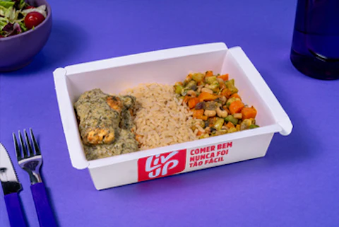 Frango com molho de espinafre, arroz, feijão fradinho com legumes