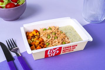 Frango desfiado com ervilha, purê de batata com brócolis e legumes