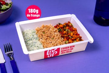 Frango desfiado, purê de batata e legumes