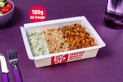 Frango desfiado, purê de batata e legumes