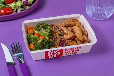 Frango em tiras, mix de quinoa, brócolis e cenoura