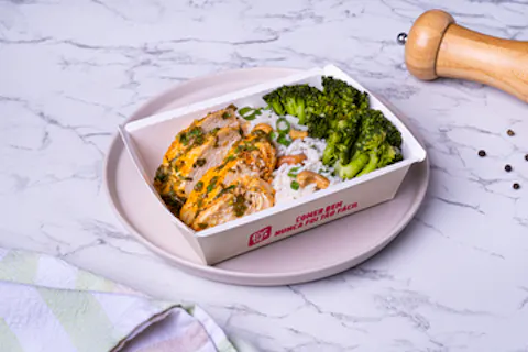 Frango com limão siciliano, arroz jasmim e brócolis