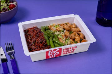 Frango oriental, arroz com amêndoas e legume