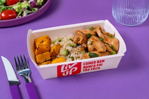Frango oriental, arroz com brócolis e abóbora