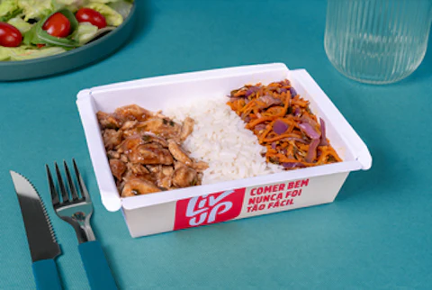 Frango oriental, arroz e legumes ralados 