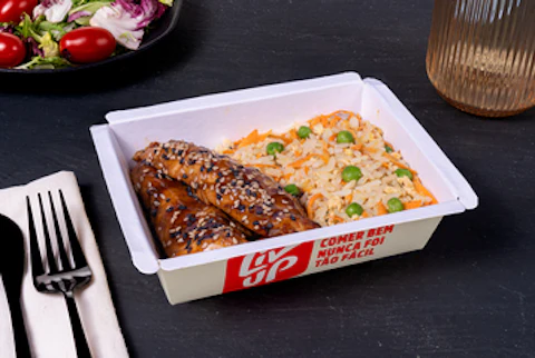 Frango com molho teriyaki e arroz oriental