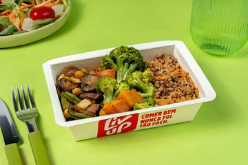 Grão de bico com cogumelo, mix de quinoa e legumes