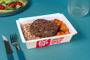 Hambúrguer de carne, arroz, feijão e cenoura
