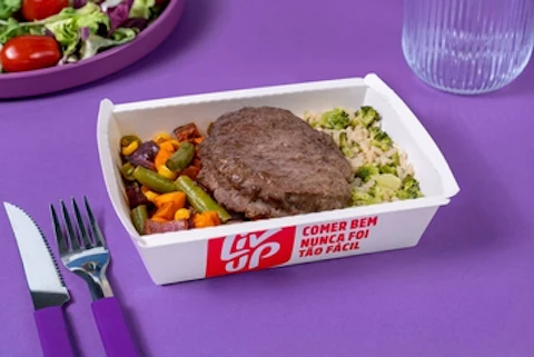 Hambúrguer de carne, arroz integral com brócolis e legumes