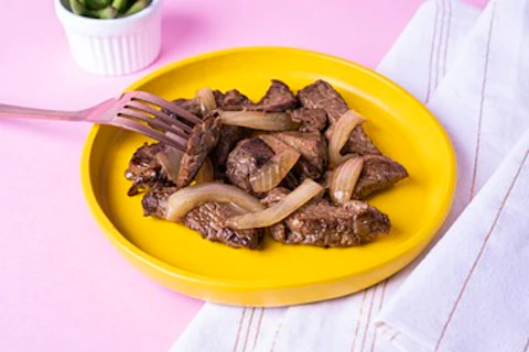 Iscas de filé mignon acebolado