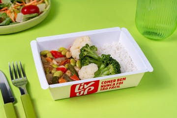 Legumes ao molho oriental, arroz, brócolis e couve
