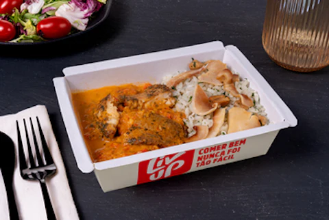 Moqueca de peixe, arroz com castanhas e lascas de coco