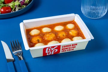 Nhoque recheado de mussarela ao molho de tomate