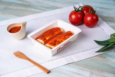 Panqueca de espinafre e queijos com molho de tomate