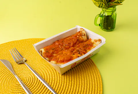 Panqueca de frango com molho de tomate