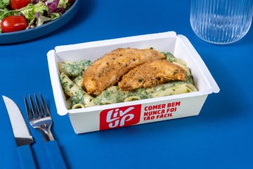 Penne ao molho de espinafre e frango assado